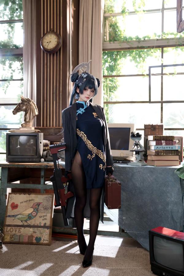    九柒喵COS蔚蓝档案妃咲，深色旗袍搭配诱惑黑丝，室内私房复古书房御姐风，酷飒冷艳女神第16张图片