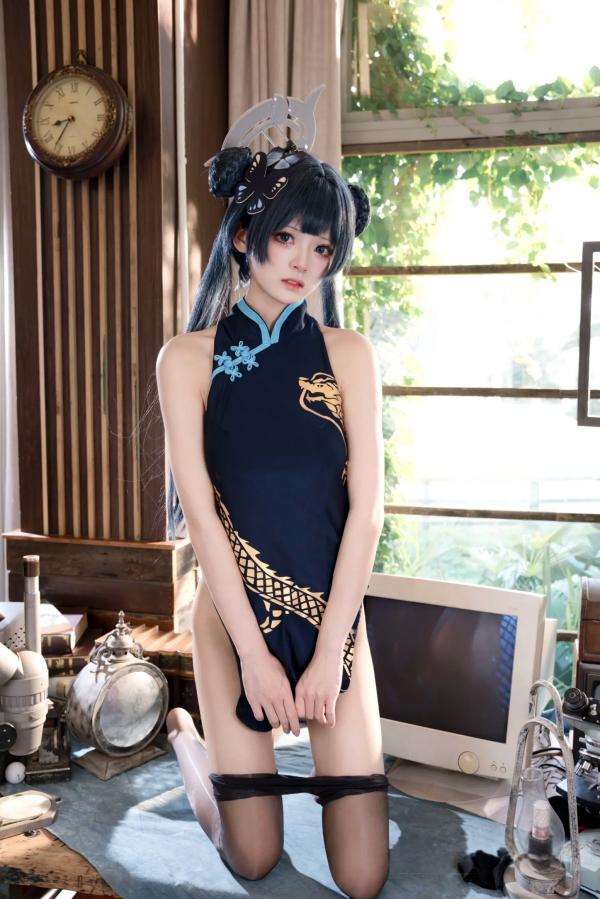    九柒喵COS蔚蓝档案妃咲，深色旗袍搭配诱惑黑丝，室内私房复古书房御姐风，酷飒冷艳女神第21张图片