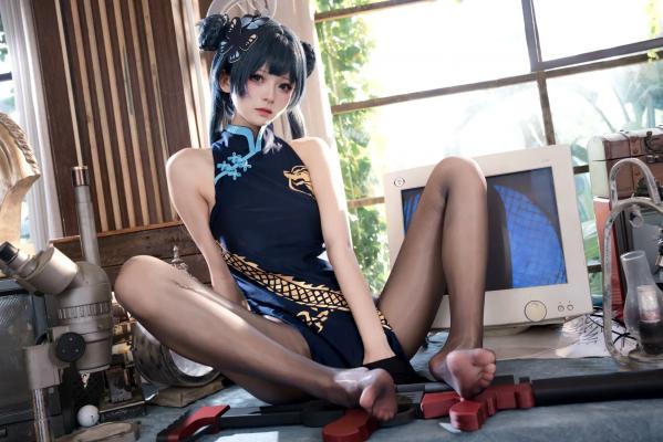    九柒喵COS蔚蓝档案妃咲，深色旗袍搭配诱惑黑丝，室内私房复古书房御姐风，酷飒冷艳女神第23张图片