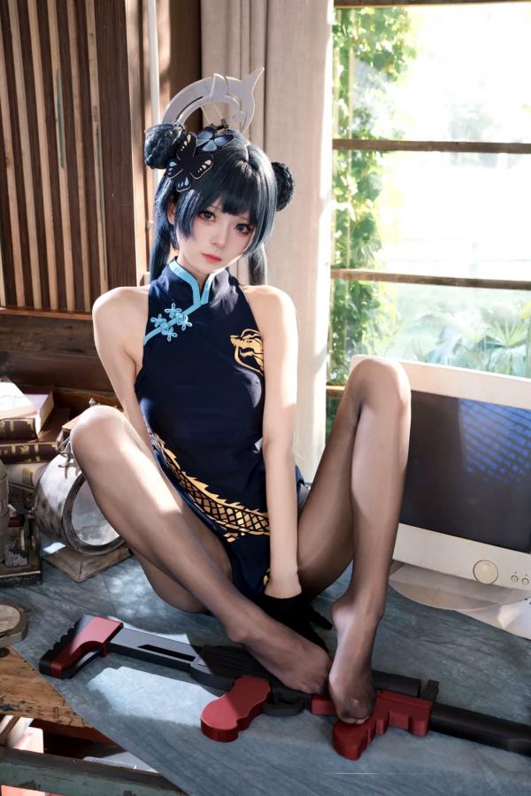    九柒喵COS蔚蓝档案妃咲，深色旗袍搭配诱惑黑丝，室内私房复古书房御姐风，酷飒冷艳女神第24张图片