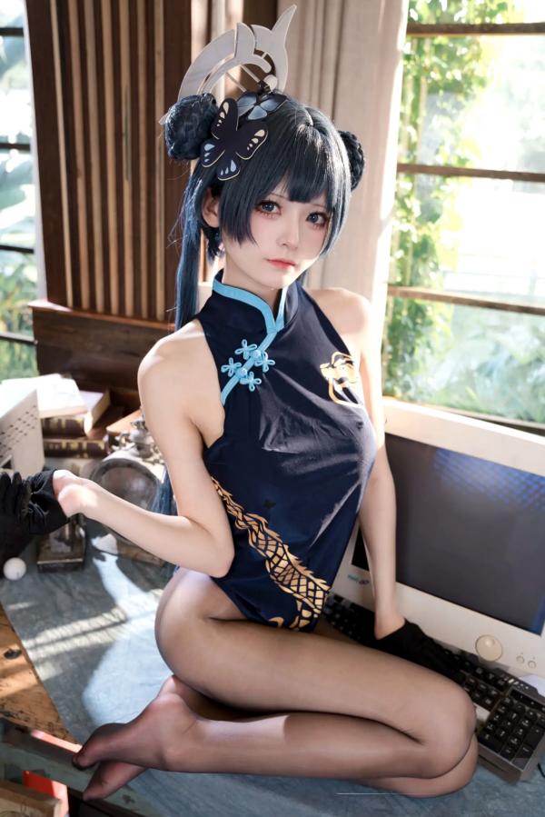    九柒喵COS蔚蓝档案妃咲，深色旗袍搭配诱惑黑丝，室内私房复古书房御姐风，酷飒冷艳女神第27张图片