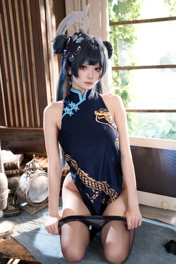    九柒喵COS蔚蓝档案妃咲，深色旗袍搭配诱惑黑丝，室内私房复古书房御姐风，酷飒冷艳女神第38张图片