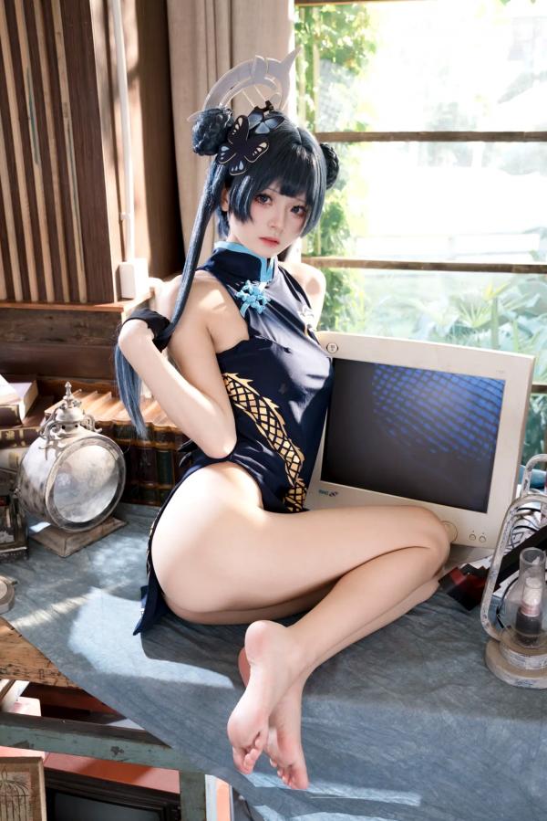    九柒喵COS蔚蓝档案妃咲，深色旗袍搭配诱惑黑丝，室内私房复古书房御姐风，酷飒冷艳女神第43张图片