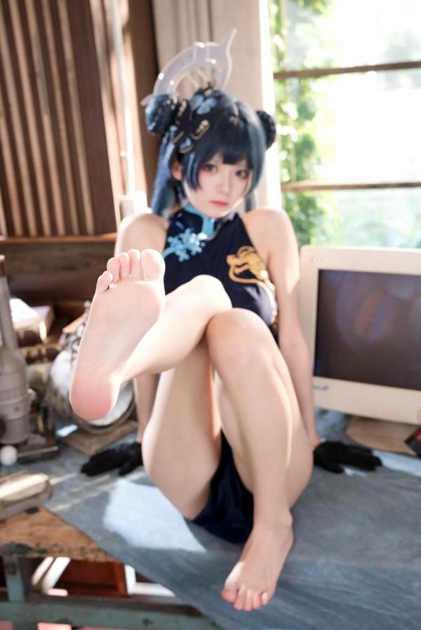    九柒喵COS蔚蓝档案妃咲，深色旗袍搭配诱惑黑丝，室内私房复古书房御姐风，酷飒冷艳女神第50张图片