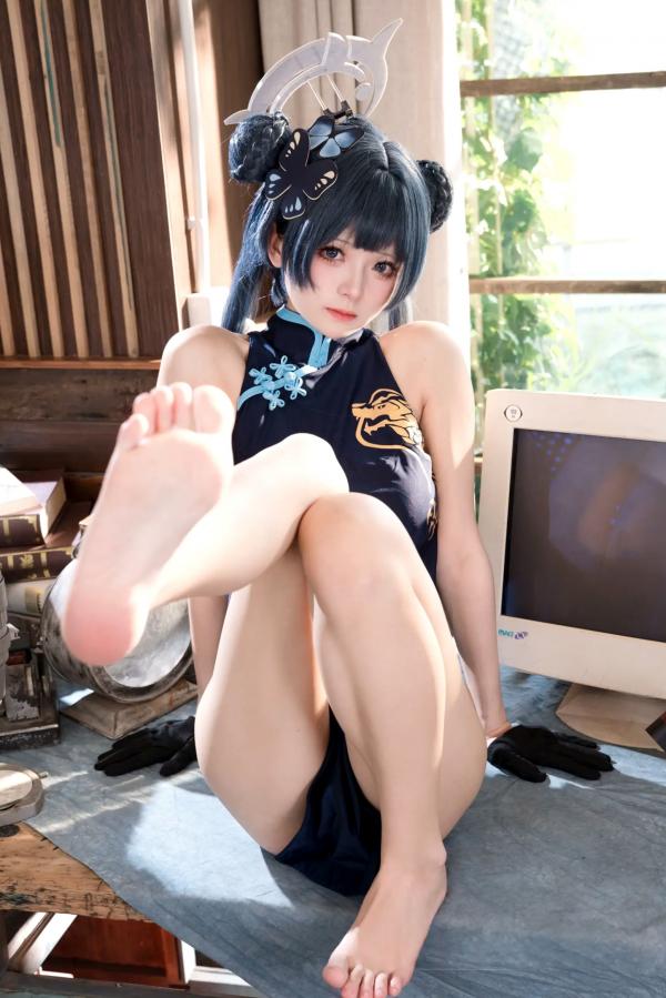    九柒喵COS蔚蓝档案妃咲，深色旗袍搭配诱惑黑丝，室内私房复古书房御姐风，酷飒冷艳女神第51张图片