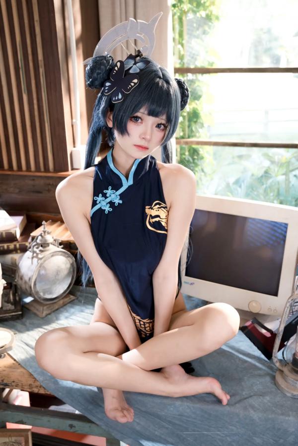    九柒喵COS蔚蓝档案妃咲，深色旗袍搭配诱惑黑丝，室内私房复古书房御姐风，酷飒冷艳女神第52张图片