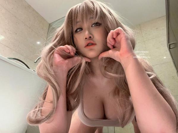    贝贝琪Becky私房肉感套图，居家内衣诱惑，展现极品曲线视觉盛宴 [44P]第1张图片