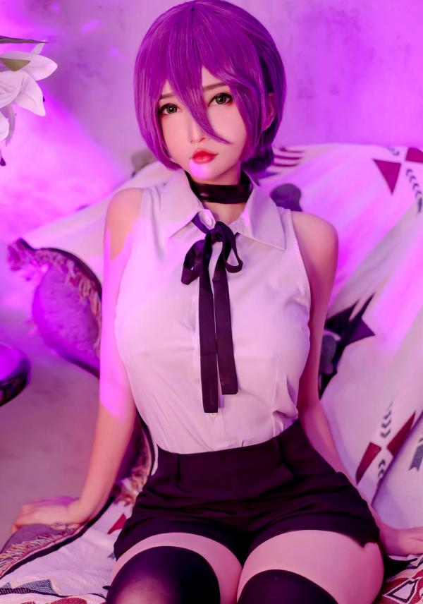    蕾塞(Reze)《电锯人》COSPLAY - Potato-Godzilla超性感制服角色扮演写真，紫光氛围下演绎冷艳极品好身材第1张图片