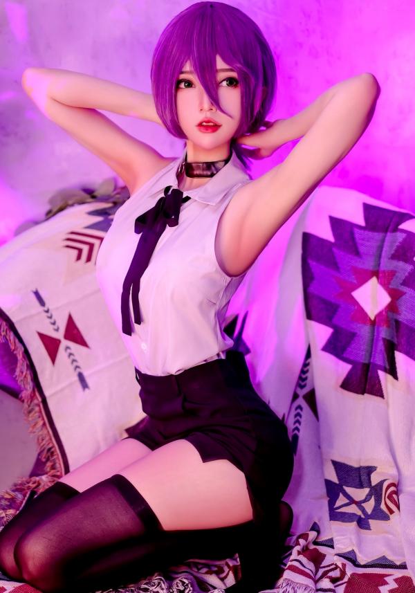    蕾塞(Reze)《电锯人》COSPLAY - Potato-Godzilla超性感制服角色扮演写真，紫光氛围下演绎冷艳极品好身材第2张图片
