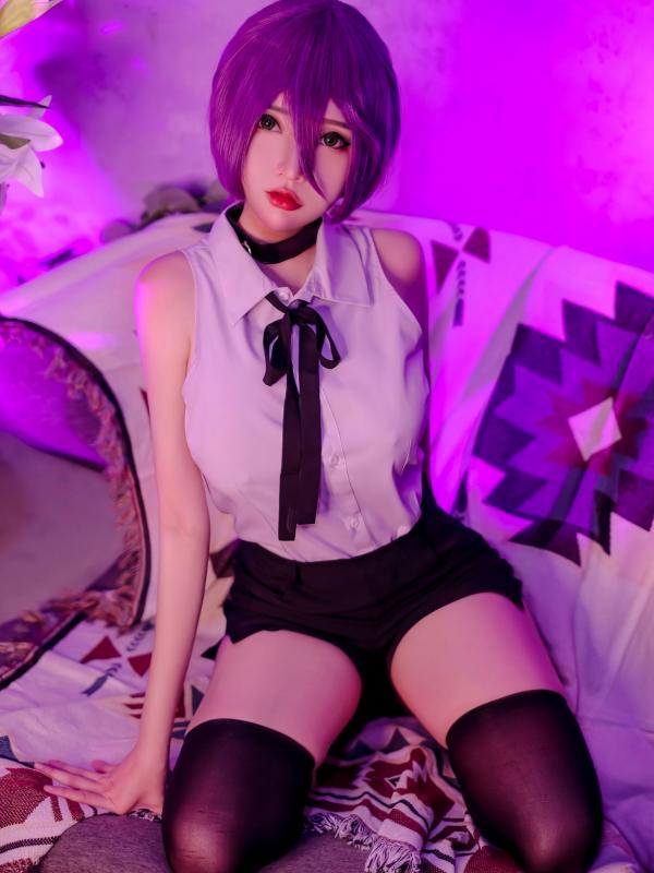    蕾塞(Reze)《电锯人》COSPLAY - Potato-Godzilla超性感制服角色扮演写真，紫光氛围下演绎冷艳极品好身材第3张图片