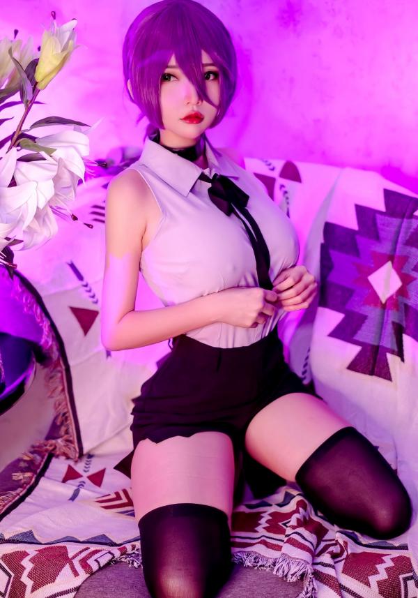    蕾塞(Reze)《电锯人》COSPLAY - Potato-Godzilla超性感制服角色扮演写真，紫光氛围下演绎冷艳极品好身材第4张图片