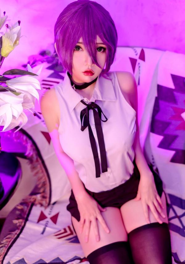    蕾塞(Reze)《电锯人》COSPLAY - Potato-Godzilla超性感制服角色扮演写真，紫光氛围下演绎冷艳极品好身材第5张图片
