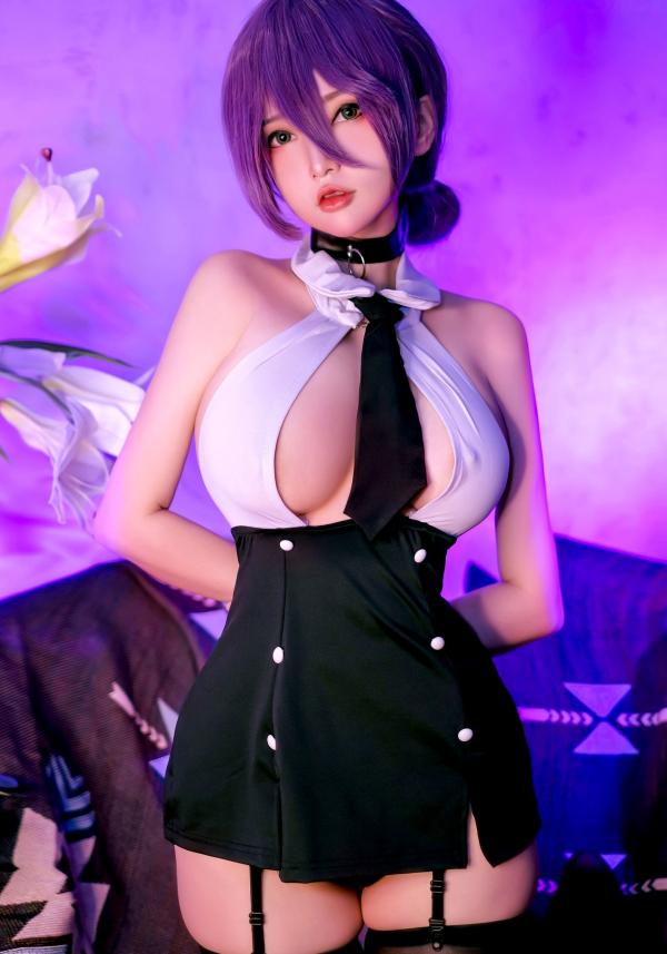    蕾塞(Reze)《电锯人》COSPLAY - Potato-Godzilla超性感制服角色扮演写真，紫光氛围下演绎冷艳极品好身材第17张图片