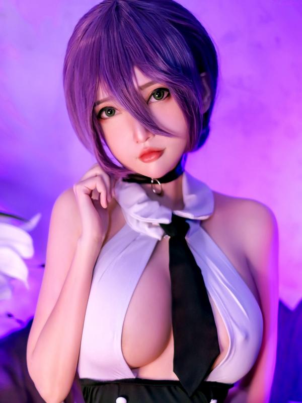    蕾塞(Reze)《电锯人》COSPLAY - Potato-Godzilla超性感制服角色扮演写真，紫光氛围下演绎冷艳极品好身材第18张图片