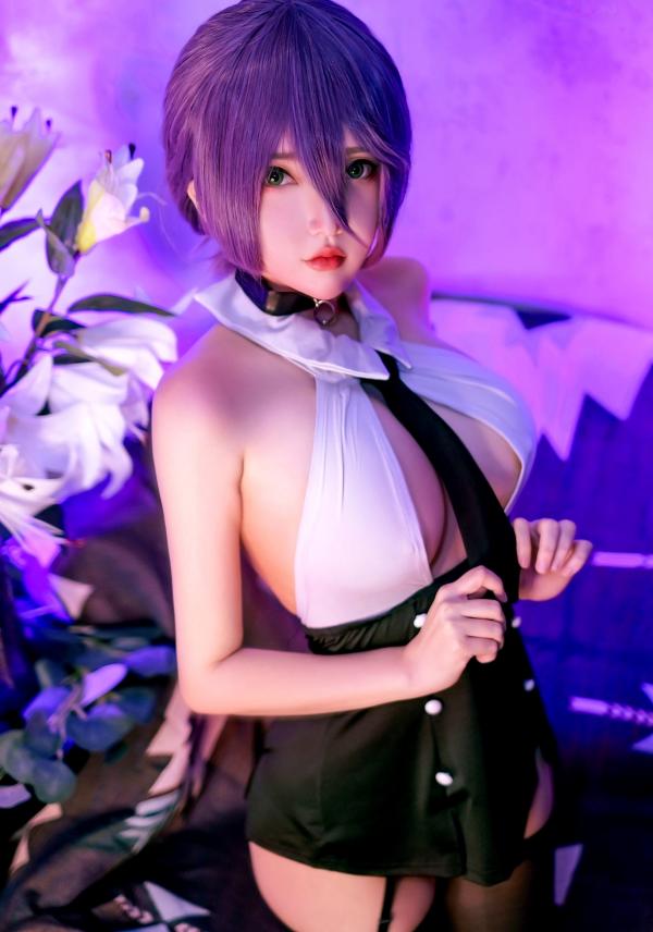    蕾塞(Reze)《电锯人》COSPLAY - Potato-Godzilla超性感制服角色扮演写真，紫光氛围下演绎冷艳极品好身材第19张图片