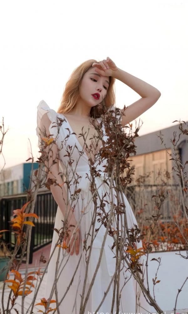    UGirls尤果圈模特合辑：醒来的遇见，金以晗职场OL黑丝制服诱惑与纯欲白色深V连衣裙写真第10张图片