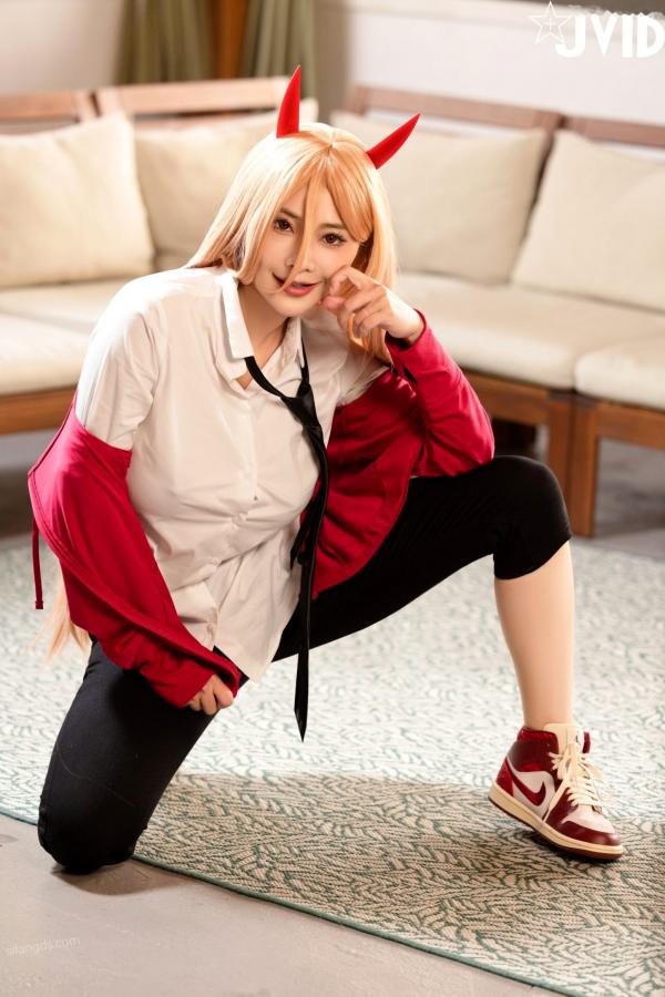    JVID-乐乐-鏈鋸人惡魔帕(Power)COSPLAY写真：动漫角色完美还原，极致性感白衬衫与牛仔短裤诱惑，火辣大尺度私房视觉盛宴第4张图片