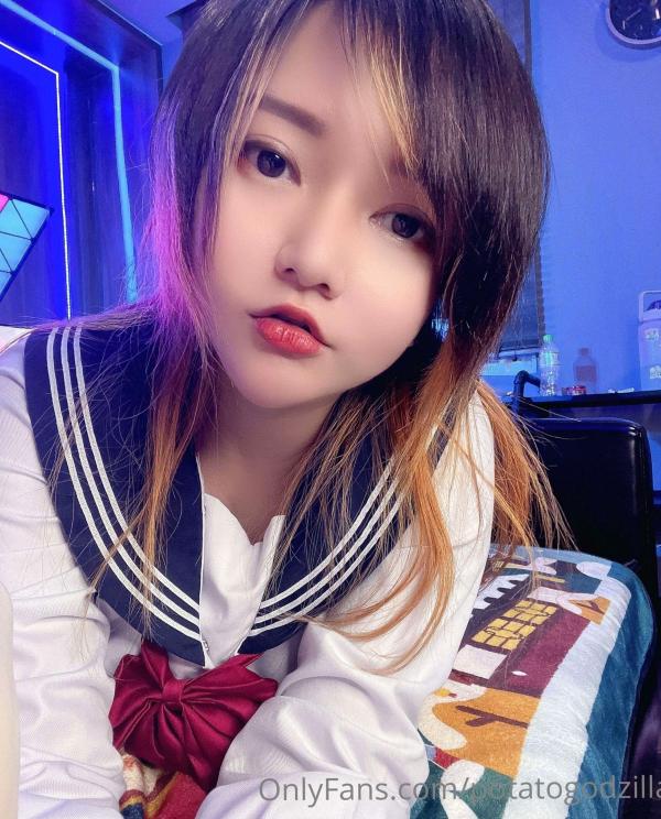    Potato-Godzilla-School 游戏房私房写真，JK校服脱落，性感内衣女神身材火辣诱惑第3张图片