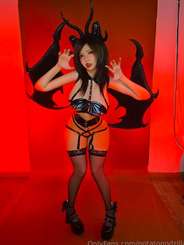    Potato-Godzilla万圣节限定：恶魔魅魔cosplay写真，黑色皮质束缚内衣诱惑，火辣身材性感冷艳，Trick-or-Treat不给糖就捣蛋第5张图片