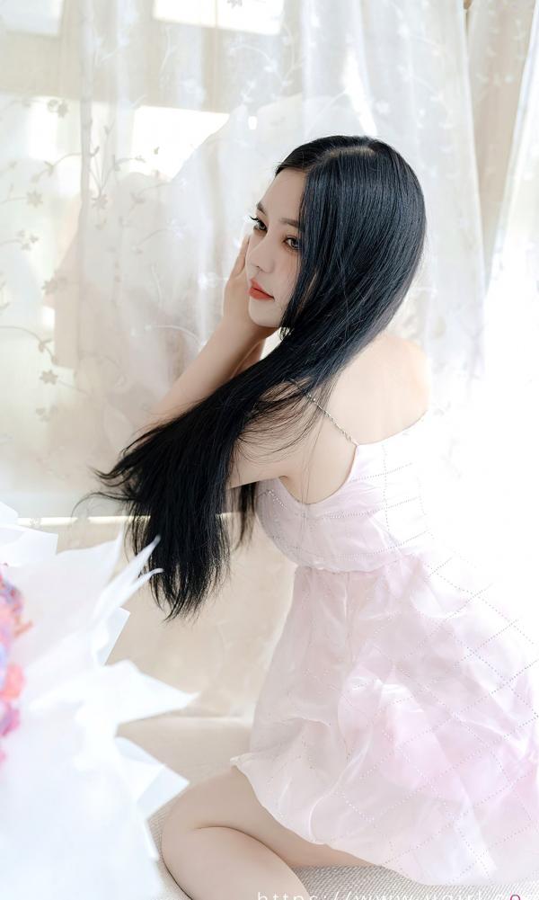   UGirls尤果圈nana苏拉《只想爱你》：粉色绸缎睡裙私房写真，唯美光影下的浪漫温婉之感第11张图片