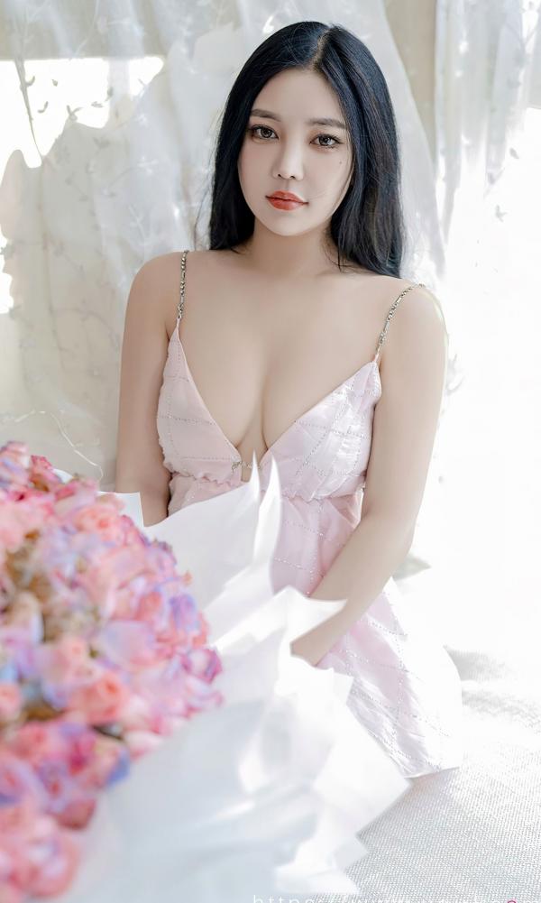    UGirls尤果圈nana苏拉《只想爱你》：粉色绸缎睡裙私房写真，唯美光影下的浪漫温婉之感第12张图片