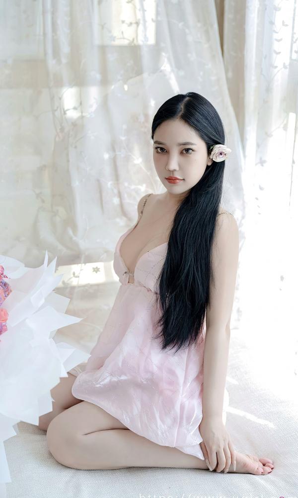    UGirls尤果圈nana苏拉《只想爱你》：粉色绸缎睡裙私房写真，唯美光影下的浪漫温婉之感第18张图片