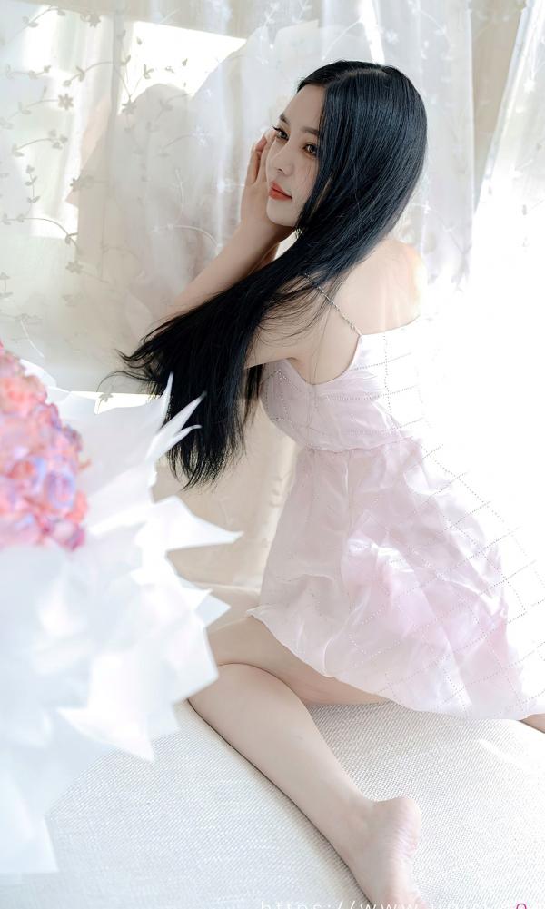   UGirls尤果圈nana苏拉《只想爱你》：粉色绸缎睡裙私房写真，唯美光影下的浪漫温婉之感第21张图片