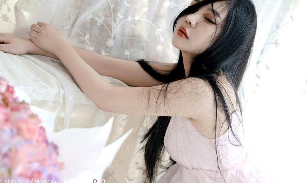    UGirls尤果圈nana苏拉《只想爱你》：粉色绸缎睡裙私房写真，唯美光影下的浪漫温婉之感第28张图片