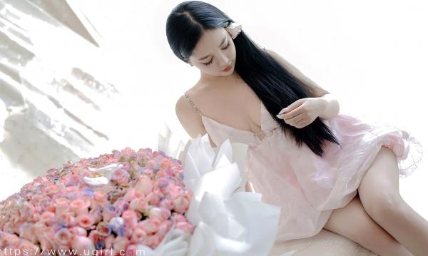    UGirls尤果圈nana苏拉《只想爱你》：粉色绸缎睡裙私房写真，唯美光影下的浪漫温婉之感第31张图片