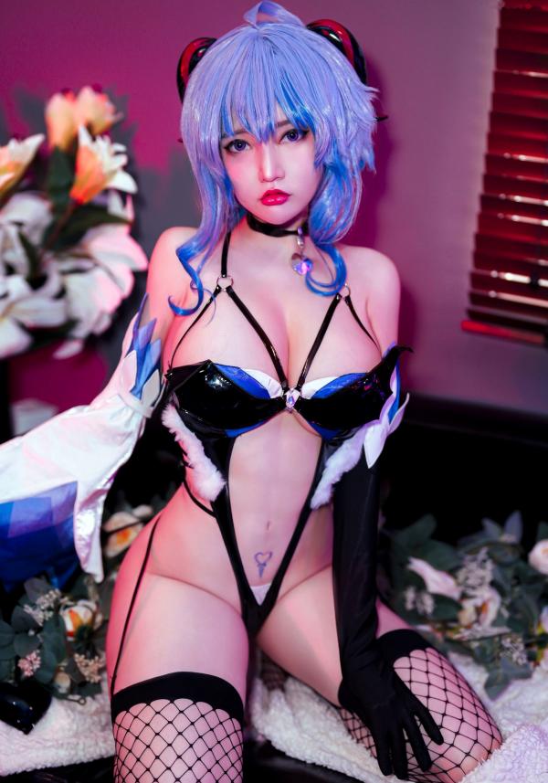    Potato-Godzilla-Devil-Ganyu-邪恶甘雨：暗黑风格性感Cosplay写真，火辣身材与冷艳妆容的视觉盛宴第1张图片