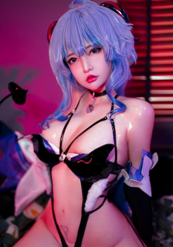    Potato-Godzilla-Devil-Ganyu-邪恶甘雨：暗黑风格性感Cosplay写真，火辣身材与冷艳妆容的视觉盛宴第12张图片