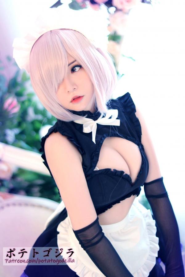    Potato-Godzilla 玛修女仆Cosplay，甜美面容与性感身姿的制服诱惑，大尺度私房写真第1张图片