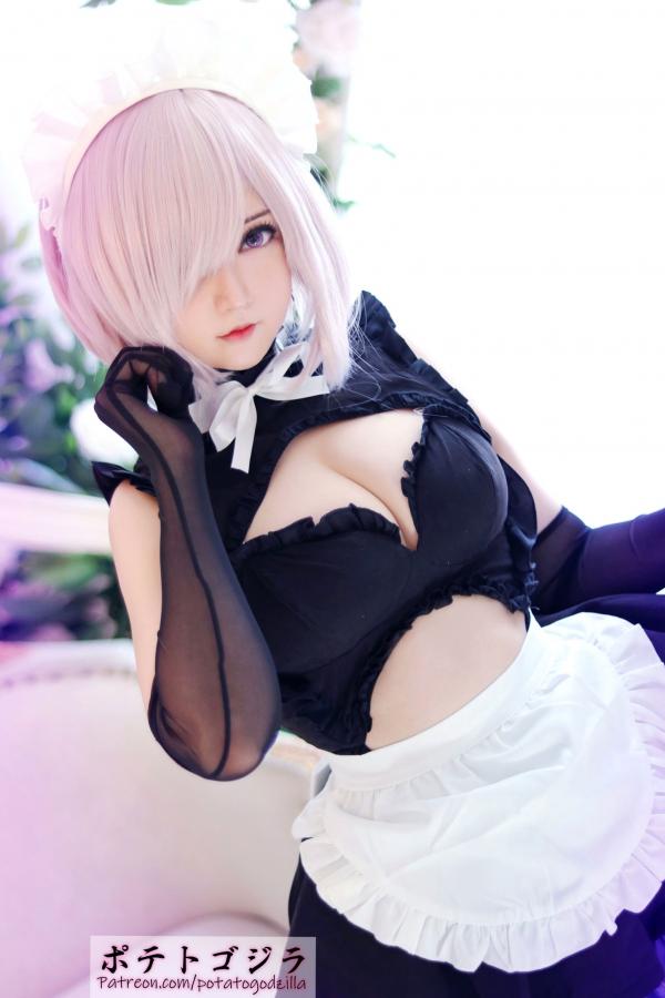    Potato-Godzilla 玛修女仆Cosplay，甜美面容与性感身姿的制服诱惑，大尺度私房写真第2张图片