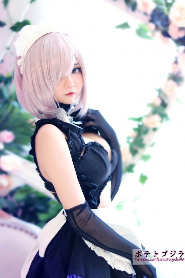    Potato-Godzilla 玛修女仆Cosplay，甜美面容与性感身姿的制服诱惑，大尺度私房写真第3张图片