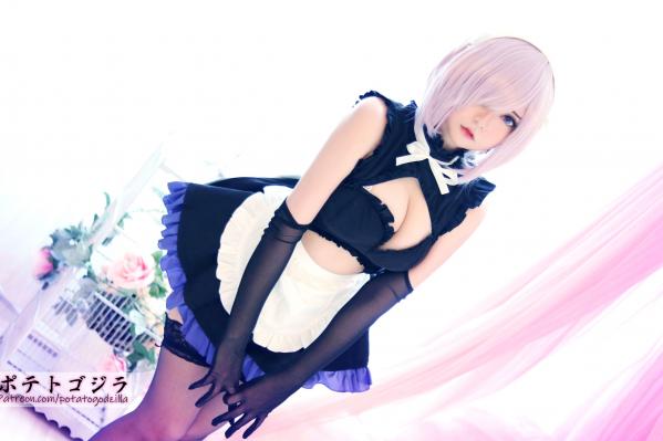    Potato-Godzilla 玛修女仆Cosplay，甜美面容与性感身姿的制服诱惑，大尺度私房写真第4张图片