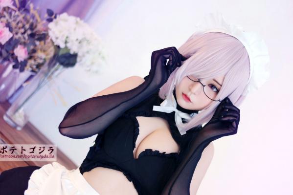    Potato-Godzilla 玛修女仆Cosplay，甜美面容与性感身姿的制服诱惑，大尺度私房写真第6张图片