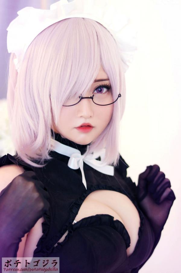    Potato-Godzilla 玛修女仆Cosplay，甜美面容与性感身姿的制服诱惑，大尺度私房写真第8张图片