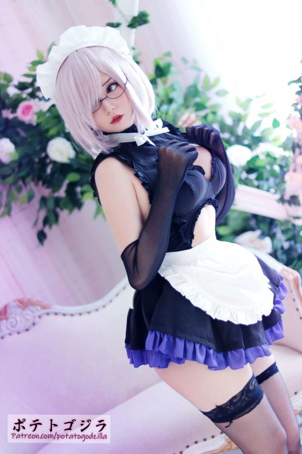    Potato-Godzilla 玛修女仆Cosplay，甜美面容与性感身姿的制服诱惑，大尺度私房写真第9张图片