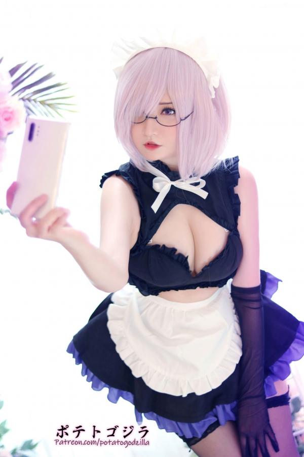    Potato-Godzilla 玛修女仆Cosplay，甜美面容与性感身姿的制服诱惑，大尺度私房写真第12张图片