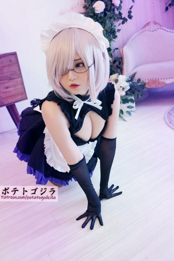    Potato-Godzilla 玛修女仆Cosplay，甜美面容与性感身姿的制服诱惑，大尺度私房写真第23张图片