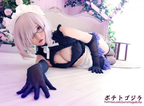    Potato-Godzilla 玛修女仆Cosplay，甜美面容与性感身姿的制服诱惑，大尺度私房写真第39张图片