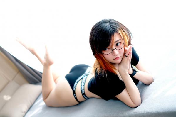   Potato-Godzilla-Just 戴眼镜的邻家女孩 室内居家私房性感美照第2张图片