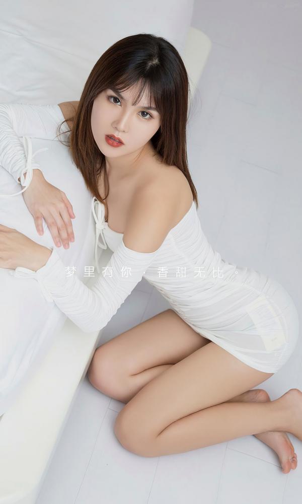    UGirls尤果圈乔伊诺《牵手》：身着波点丝绸短裙与白裙，演绎慵懒居家诱惑，尽显高颜值御姐优雅气质第2张图片