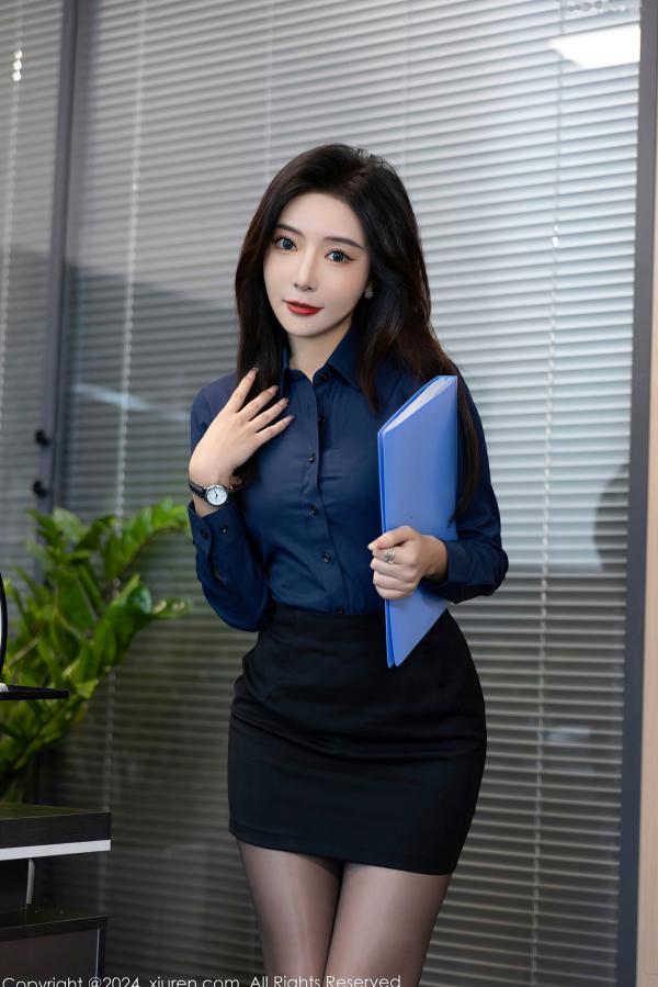   秀人网8760王馨瑶：OL职场风格，深蓝衬衫搭配短裙黑丝，办公室诱惑，展现知性美腿与极致身材第1张图片