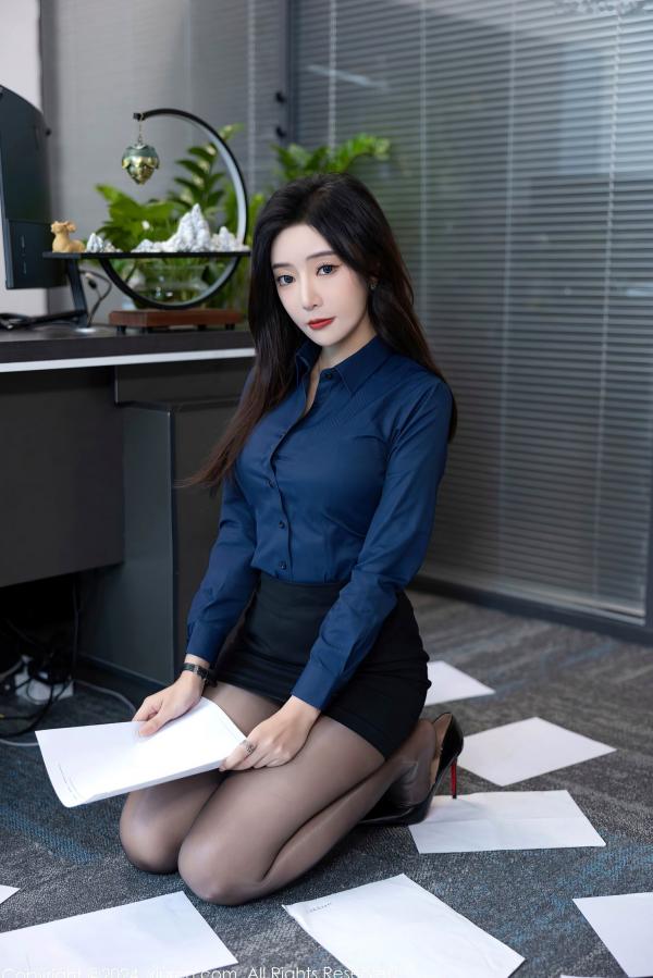   秀人网8760王馨瑶：OL职场风格，深蓝衬衫搭配短裙黑丝，办公室诱惑，展现知性美腿与极致身材第15张图片