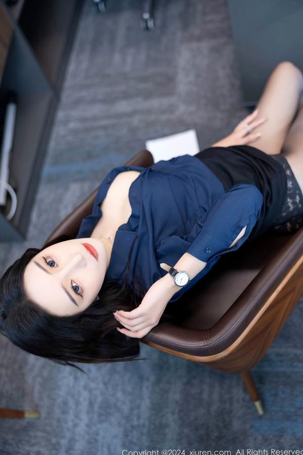    秀人网8760王馨瑶：OL职场风格，深蓝衬衫搭配短裙黑丝，办公室诱惑，展现知性美腿与极致身材第69张图片
