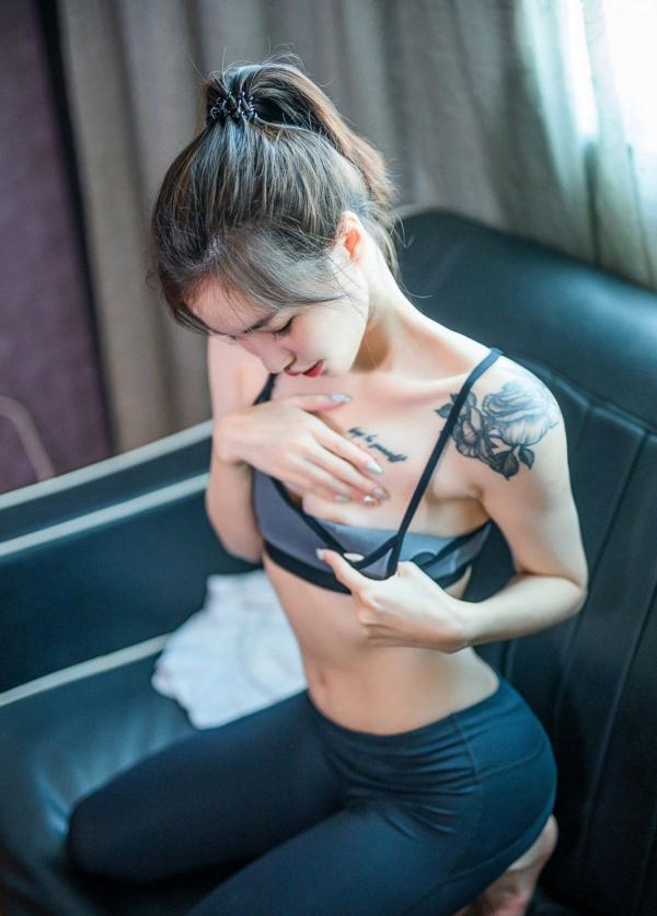    JVID-Catlin：高校初恋女生酒店私拍，纹身女神大尺度诱惑，运动后打篮球却被偷偷带去约会，极致私密互动！第45张图片