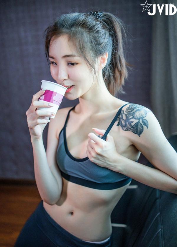    JVID-Catlin：高校初恋女生酒店私拍，纹身女神大尺度诱惑，运动后打篮球却被偷偷带去约会，极致私密互动！第47张图片