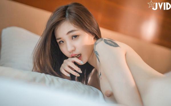   JVID-Catlin：高校初恋女生酒店私拍，纹身女神大尺度诱惑，运动后打篮球却被偷偷带去约会，极致私密互动！第133张图片