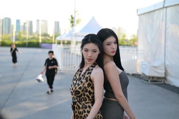    美足闺蜜妍熙户外街拍：野性豹纹与黑丝长腿的终极碰撞 [86P]第76张图片